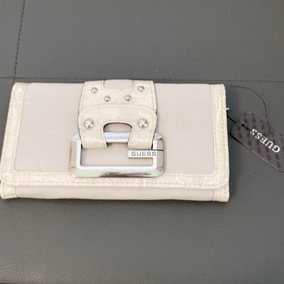 BNWT GUESS WALLET - IVORY FLAP WALLET - Picture 1 of 5